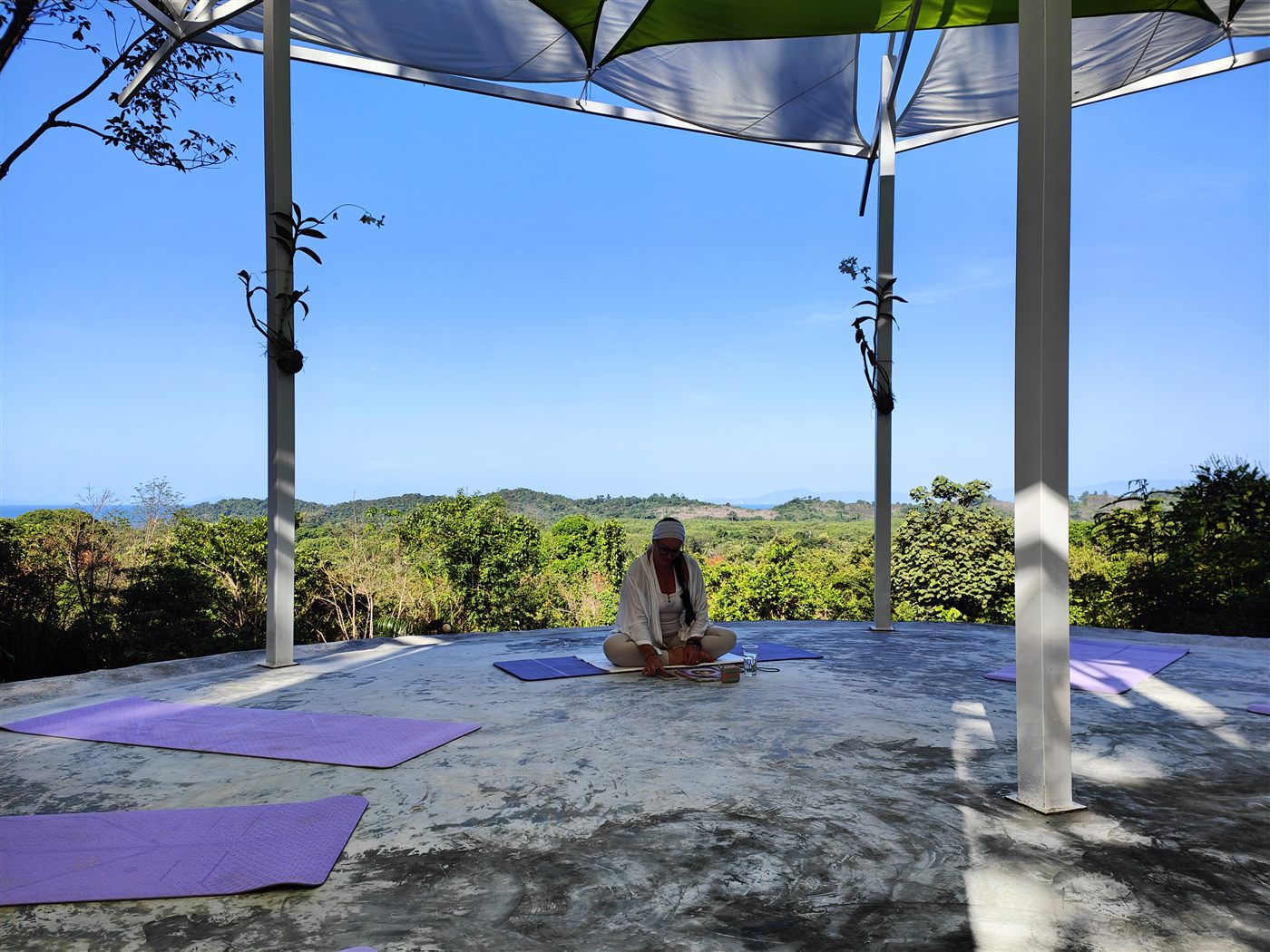 Yoga-Shala mit Dschungel- und Meerblick beim Dragonfly Kundalini